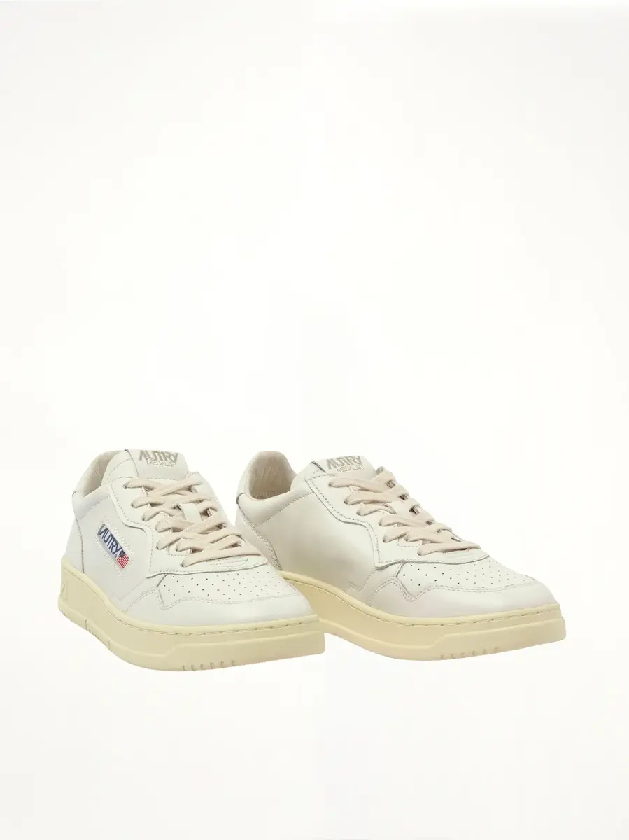 Autry Medalist Low Sneakers in White/white | Thumbnail 3 Autry Medalist Low Sneakers in White/white | Thumbnail 3