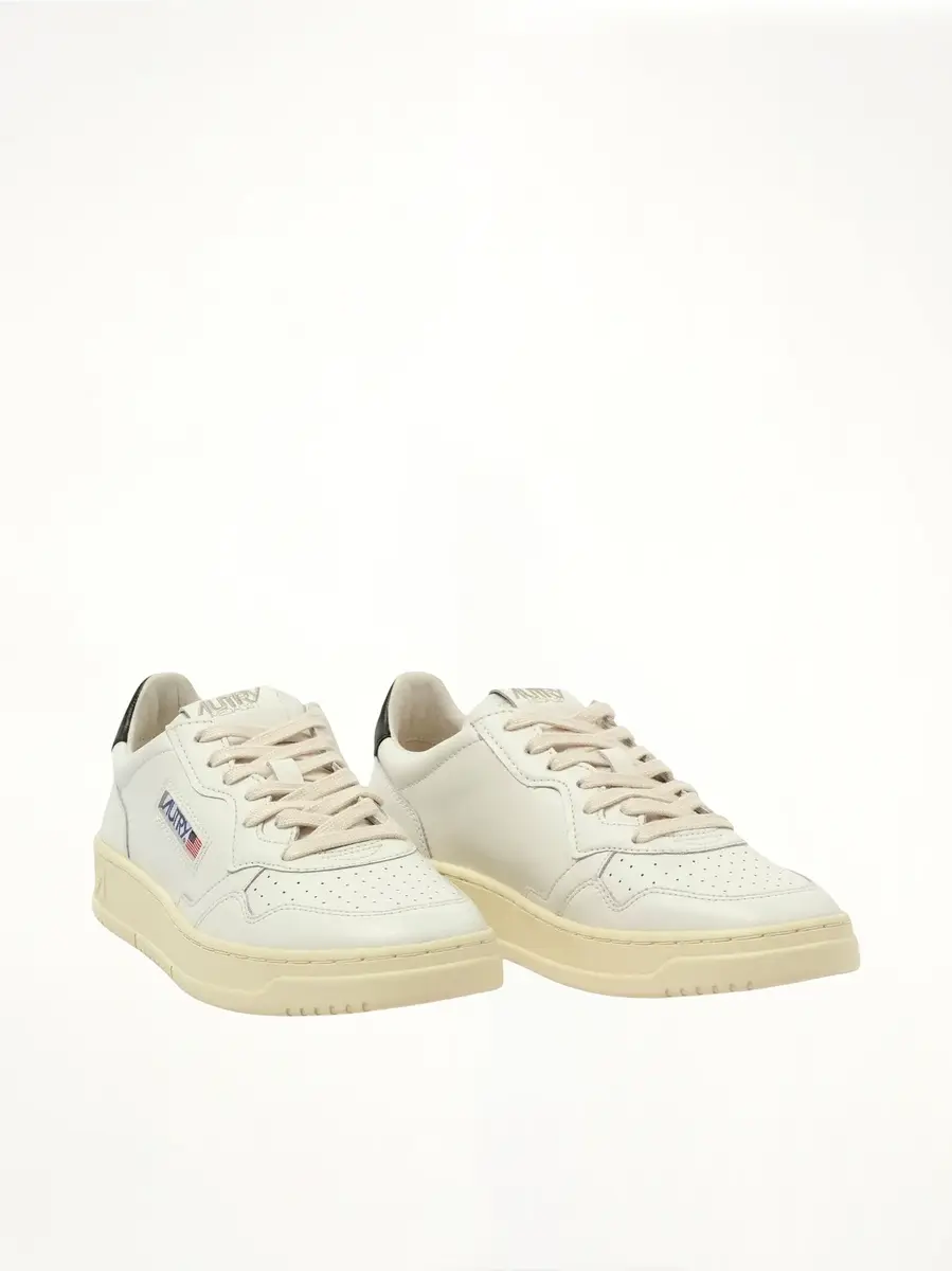 Autry Medalist Low Sneakers in White/black | Thumbnail 3 Autry Medalist Low Sneakers in White/black | Thumbnail 3