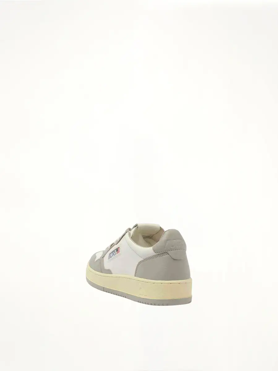 Autry Medalist Low Bicolour Sneakers in White/vapor | Thumbnail 2