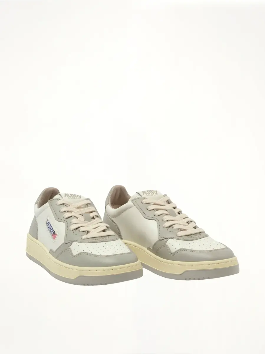 Autry Medalist Low Bicolour Sneakers in White/vapor | Thumbnail 3