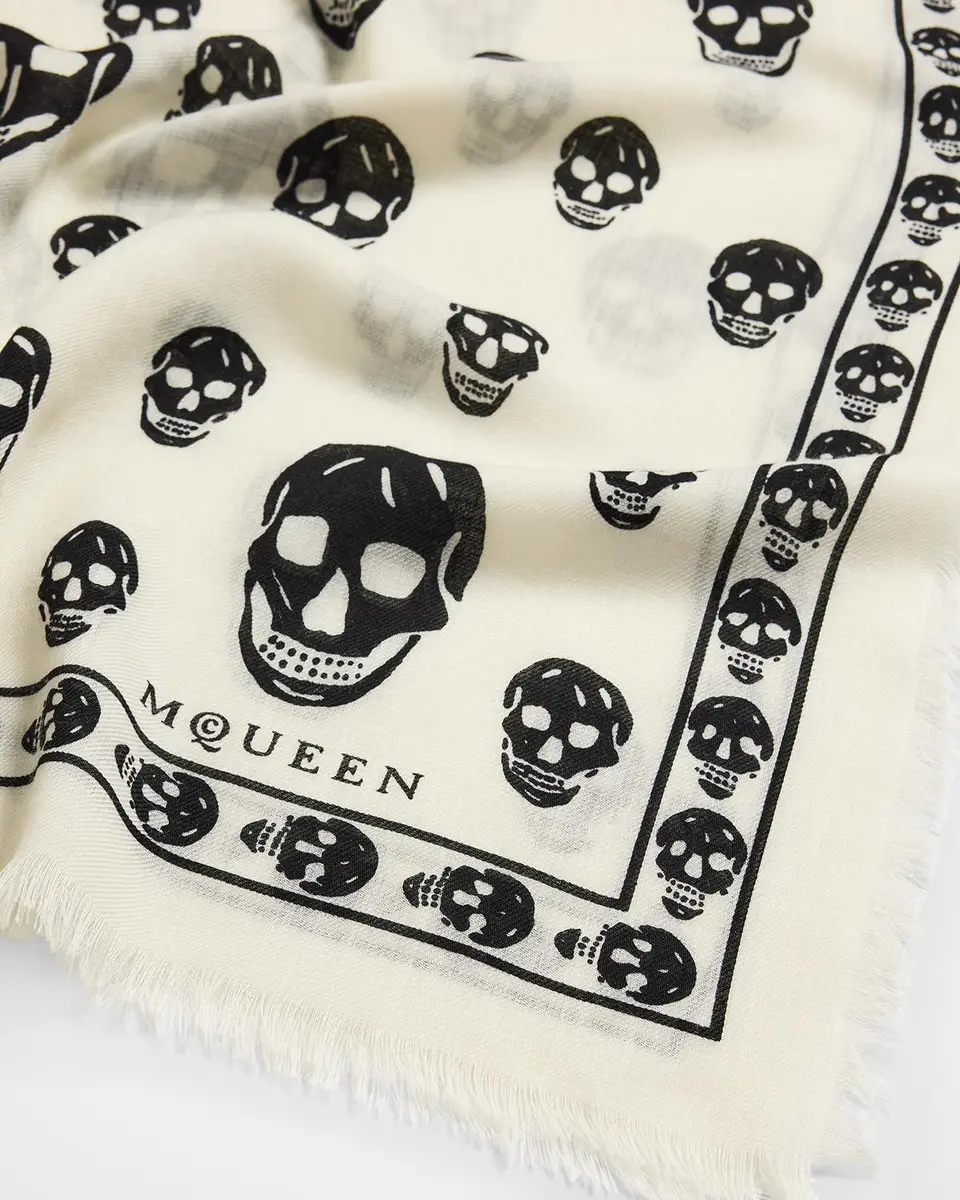 Alexander McQueen Classic Skull Wool Scarf | Thumbnail 4 Alexander McQueen Classic Skull Wool Scarf | Thumbnail 4