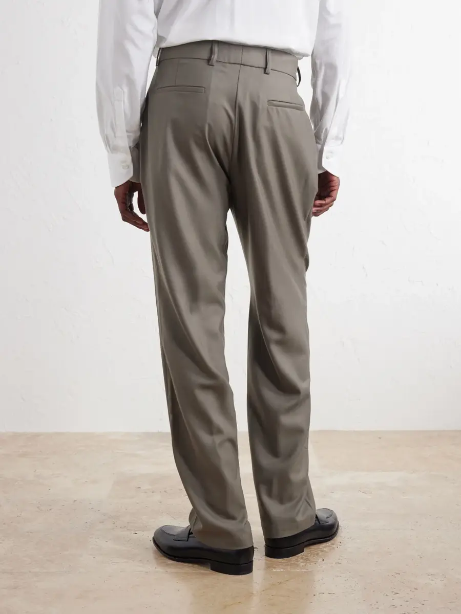 De Bonne Facture One Pleat Straight-Leg Pleated Virgin Wool Trousers - Men | Thumbnail 4