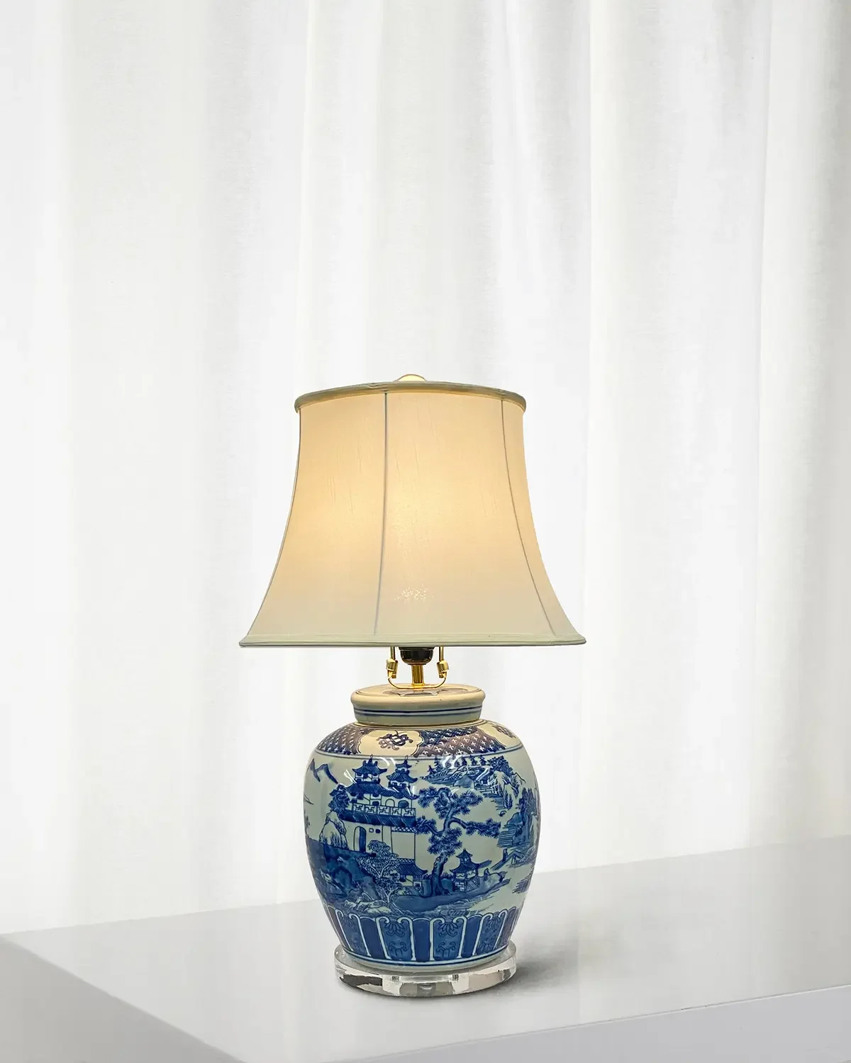 Winward Home Chinoiserie Ceramic Jar Lamp
