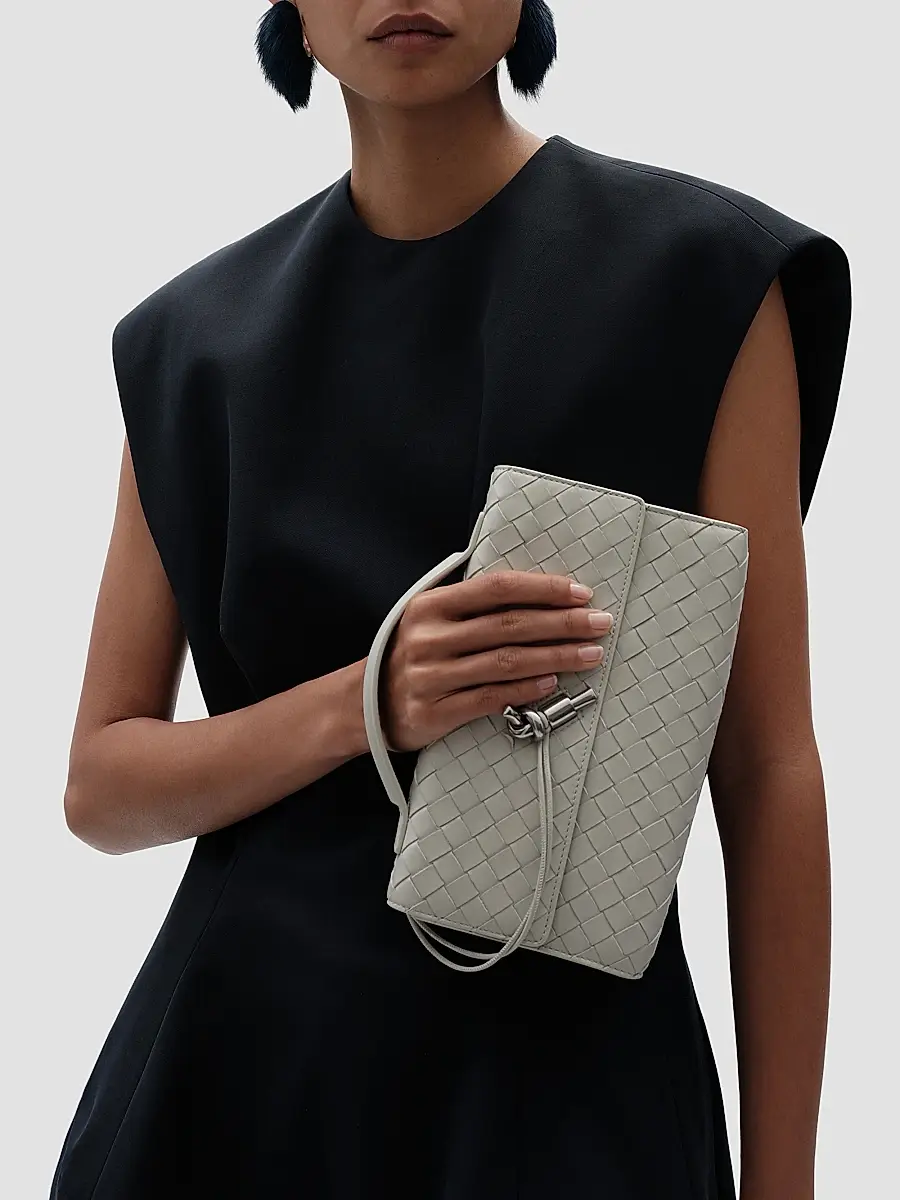 Bottega Veneta Women's Andiamo 25 Leather Clutch | Thumbnail 3 Bottega Veneta Women's Andiamo 25 Leather Clutch | Thumbnail 3