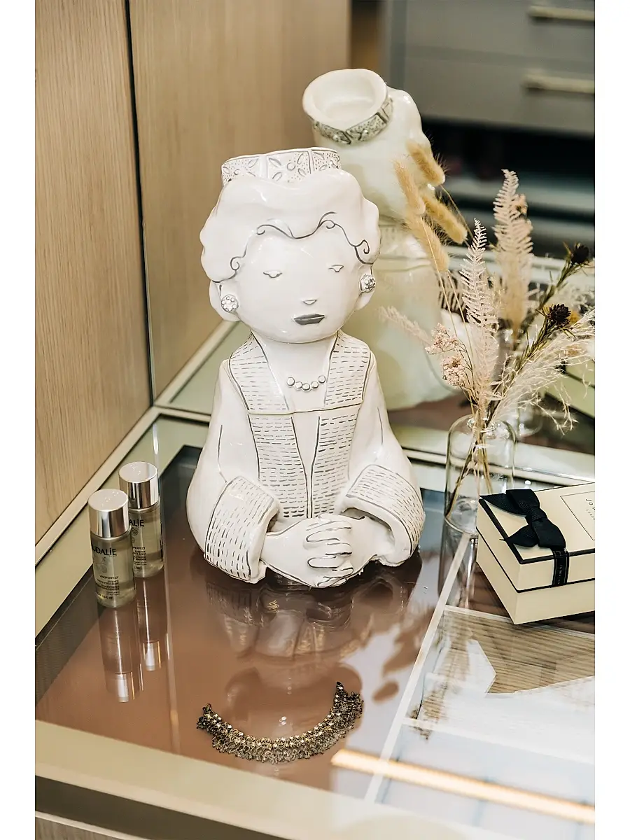 Hazy Mae The Queen Cookie Jar | Thumbnail 4
