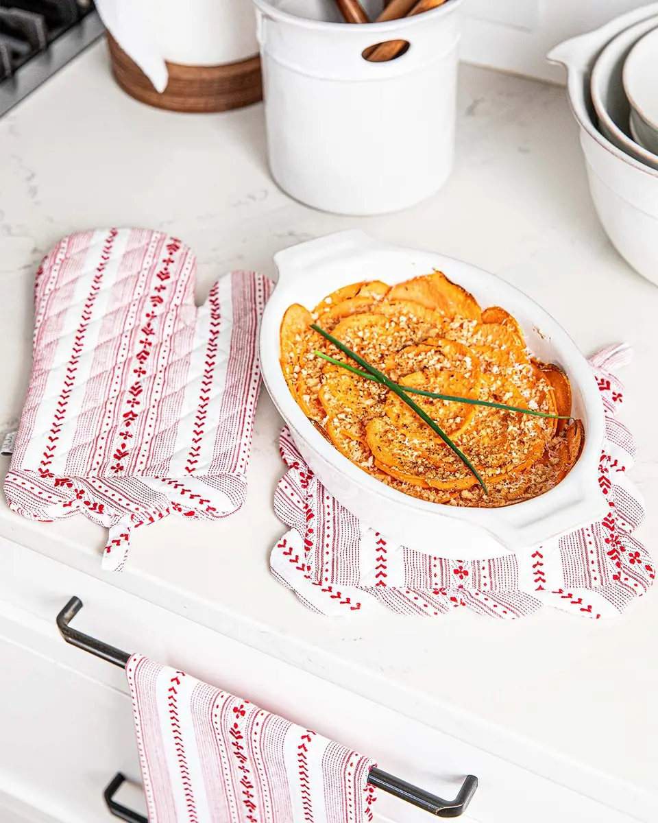 Juliska Villa Stripe Ruby Oven Mitt and Pot Holder 2pc Set | Thumbnail 4 Juliska Villa Stripe Ruby Oven Mitt and Pot Holder 2pc Set | Thumbnail 4