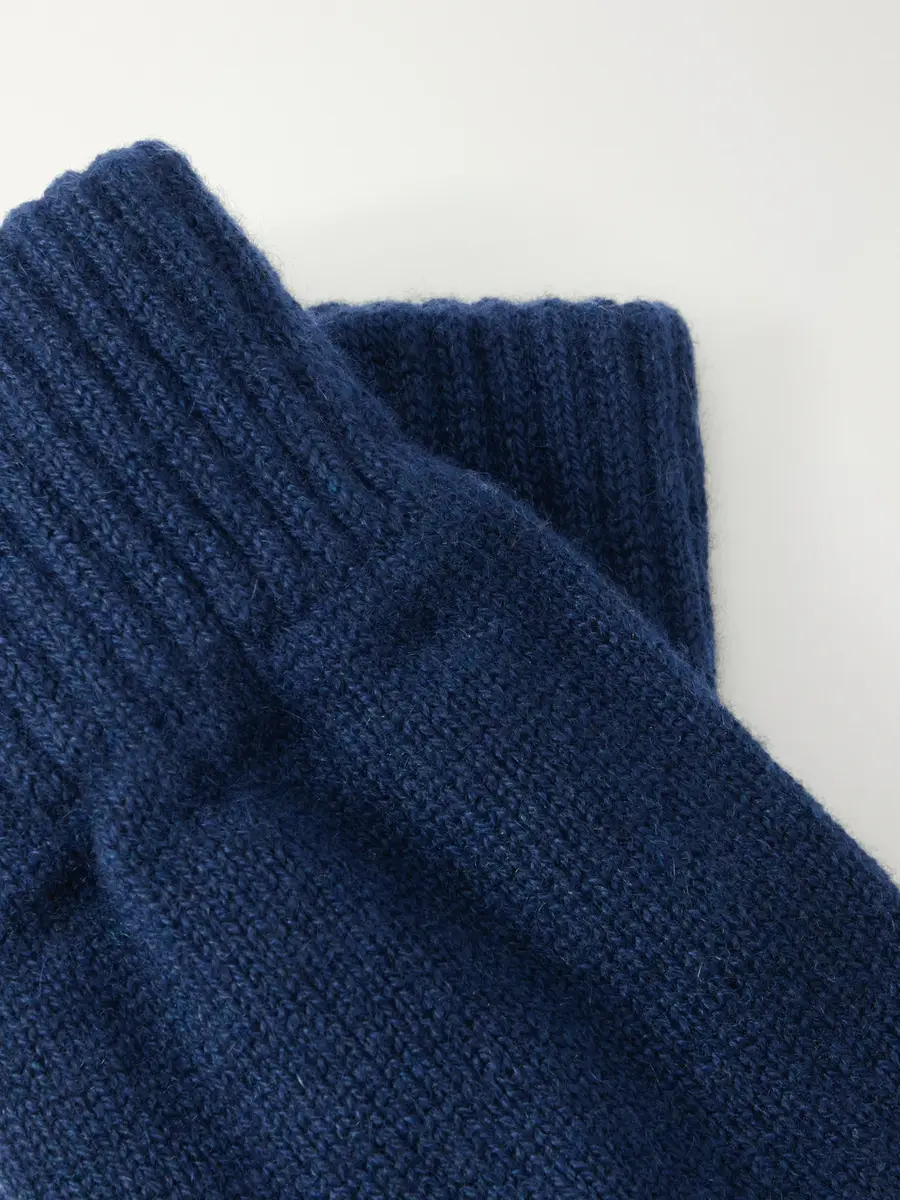 Johnstons of Elgin Ribbed Gloves and Beanie Cashmere Set - Men | Thumbnail 4 Johnstons of Elgin Ribbed Gloves and Beanie Cashmere Set - Men | Thumbnail 4