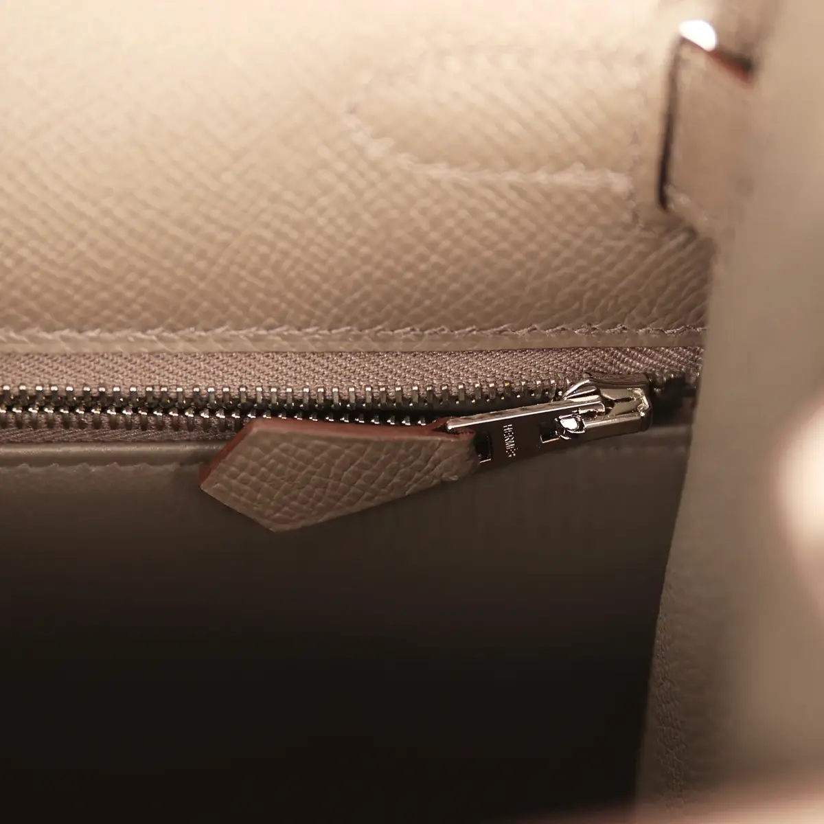 HERMÈS Pre-owned Hermes Kelly Sellier 28 Etain Epsom Palladium Hardware | Thumbnail 9