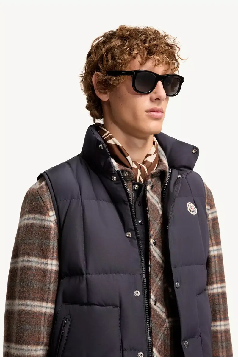 Moncler Lunettes Noirr Squared Sunglasses | Thumbnail 3 Moncler Lunettes Noirr Squared Sunglasses | Thumbnail 3