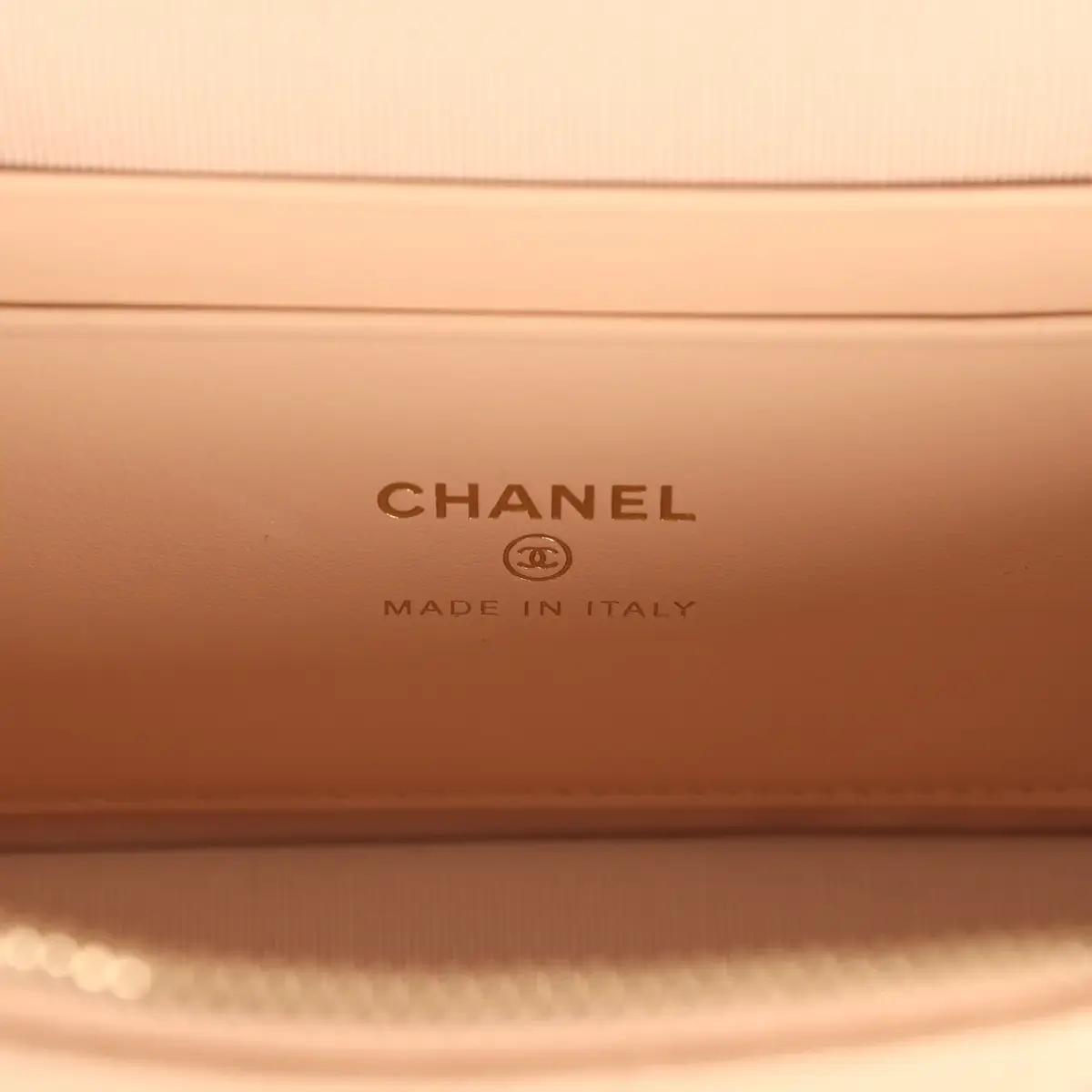 Chanel Chanel Top Handle Long Vanity Case with Chain Beige Shiny Caviar Light Gold Hardware | Thumbnail 9 Chanel Chanel Top Handle Long Vanity Case with Chain Beige Shiny Caviar Light Gold Hardware | Thumbnail 9