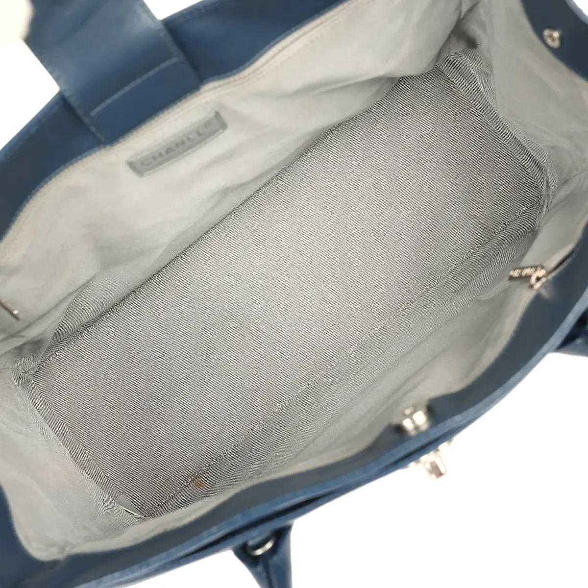 Chanel Pre-owned Chanel Medium Executive Cerf Tote Bag Navy Grained Calfskin Silver Hardware | Thumbnail 7 Chanel Pre-owned Chanel Medium Executive Cerf Tote Bag Navy Grained Calfskin Silver Hardware | Thumbnail 7