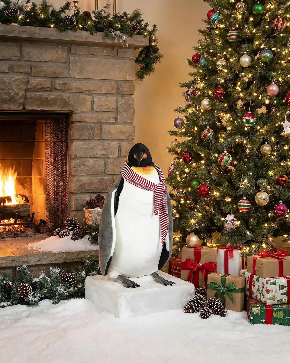 Universal Statues Flop The Penguin Figurine | Thumbnail 3