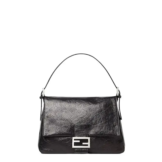 Flap 26235 bag in a soft trapezoid shape is a tribute Flap 26235 bag in a soft trapezoid shape is a tribute