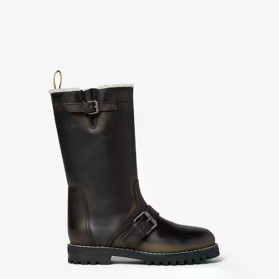 With clean lines and workwear-inspired hardware details With clean lines and workwear-inspired hardware details