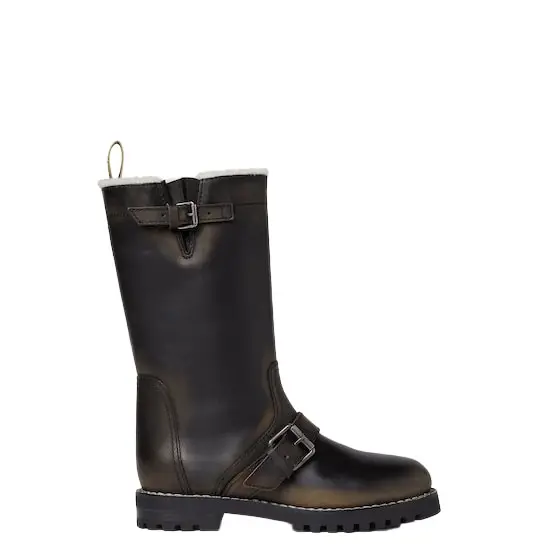 With clean lines and workwear-inspired hardware details With clean lines and workwear-inspired hardware details
