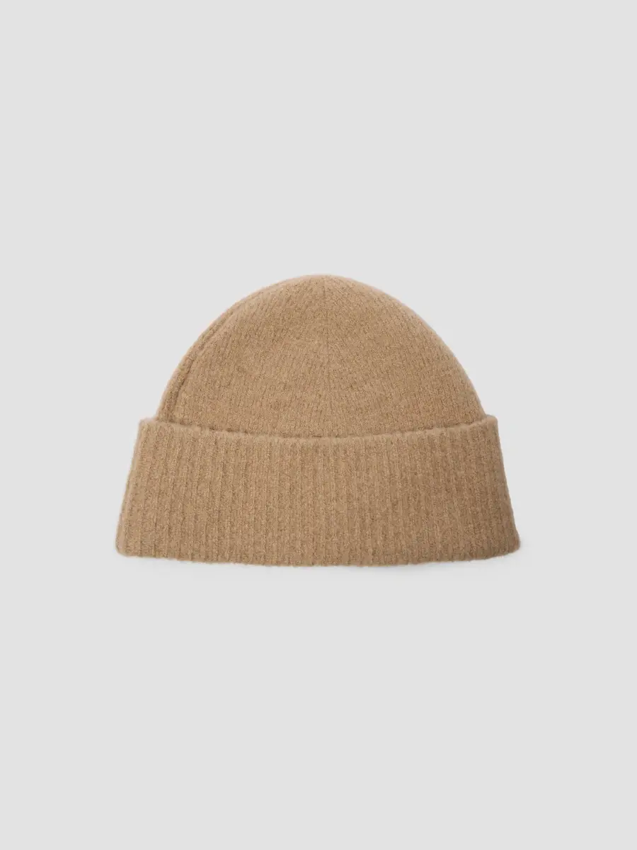 AMI PARIS Men's Logo Alpaca-Blend Knit Beanie Hat | Thumbnail 2 AMI PARIS Men's Logo Alpaca-Blend Knit Beanie Hat | Thumbnail 2