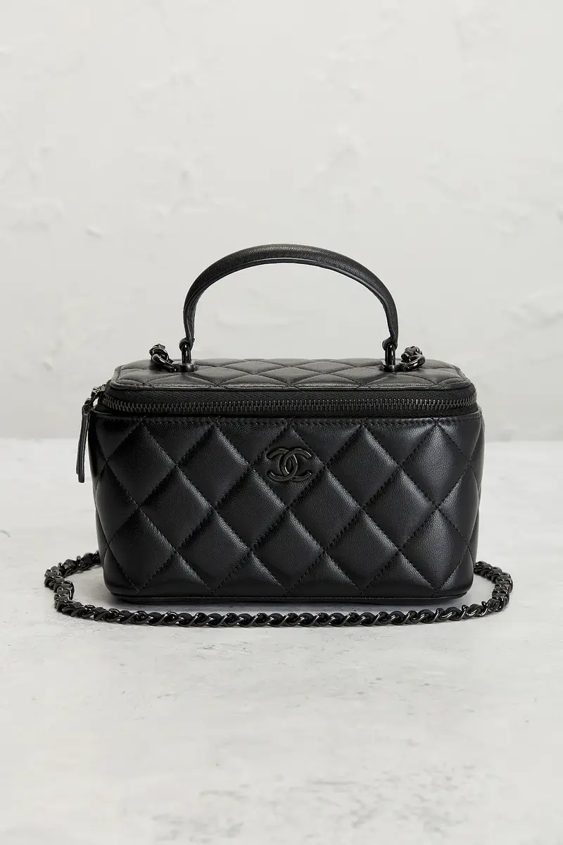 Chanel Chanel Lambskin Small So Black Vanity Case | Thumbnail 2 Chanel Chanel Lambskin Small So Black Vanity Case | Thumbnail 2