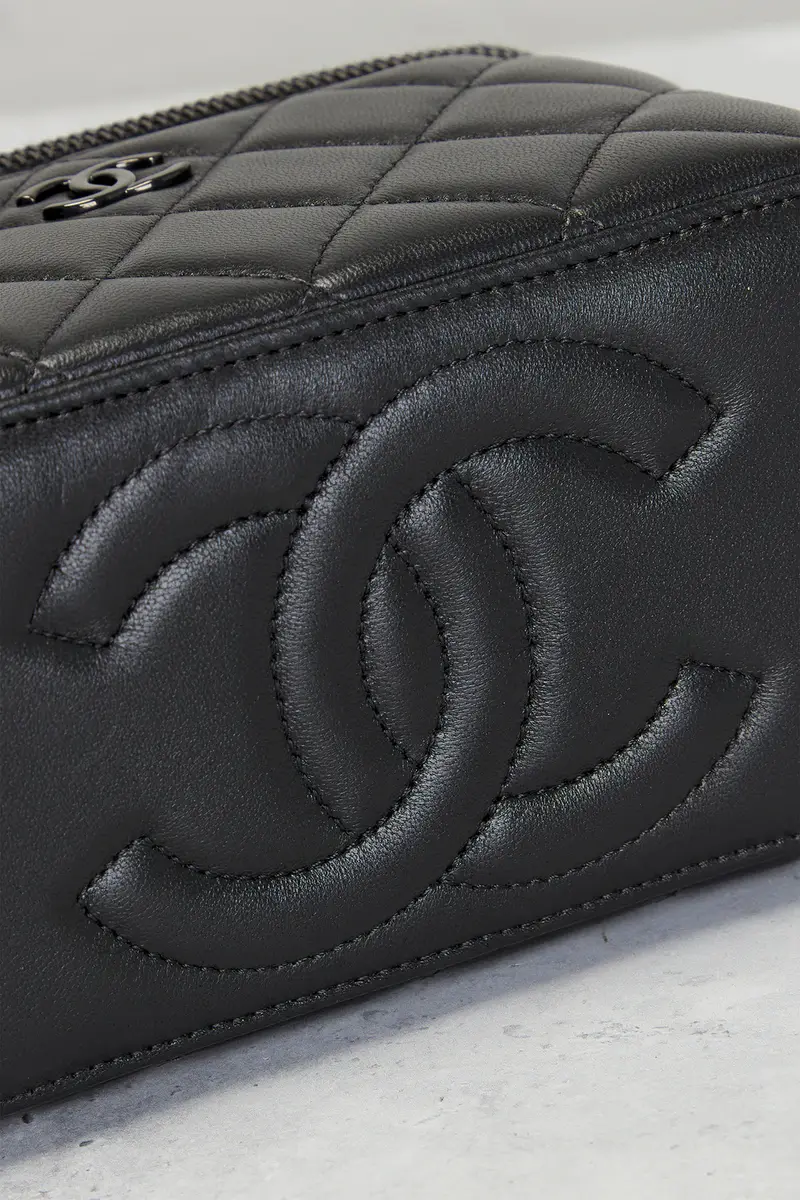 Chanel Chanel Lambskin Small So Black Vanity Case | Thumbnail 7 Chanel Chanel Lambskin Small So Black Vanity Case | Thumbnail 7