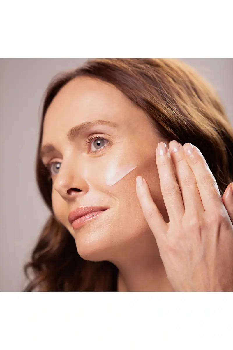 Sisley-Paris Sisleya L'Integral Anti-Age Radiance Anti-Dark Spot Serum | Thumbnail 4 Sisley-Paris Sisleya L'Integral Anti-Age Radiance Anti-Dark Spot Serum | Thumbnail 4