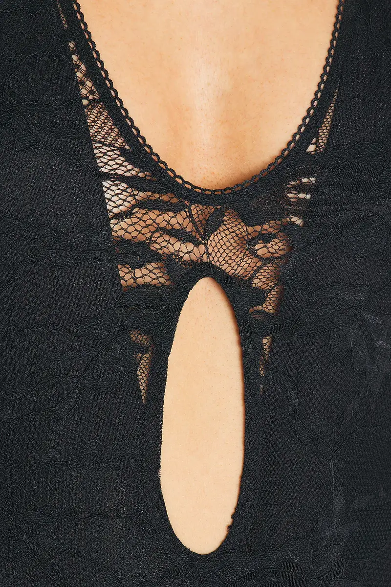 HAELO Lace Veiled Dress | Thumbnail 4