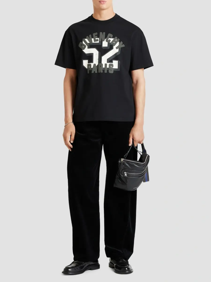 Givenchy Men's Boxy-Fit T-Shirt in Cotton with Print - Black | Thumbnail 2