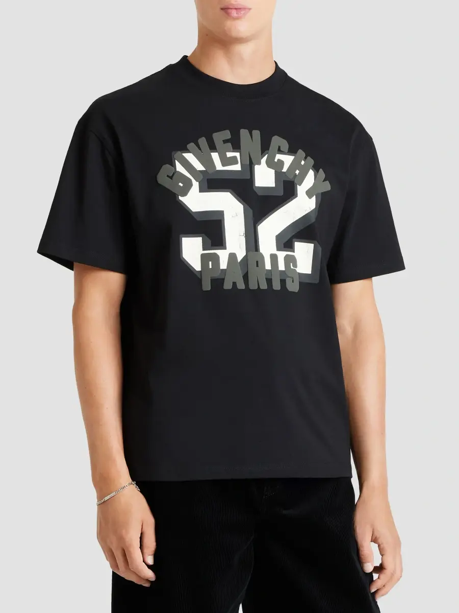 Givenchy Men's Boxy-Fit T-Shirt in Cotton with Print - Black | Thumbnail 3