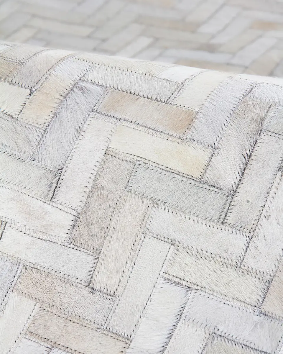 Exquisite Rugs Bregman Hand-Stitched Hair Hide Rug | Thumbnail 3