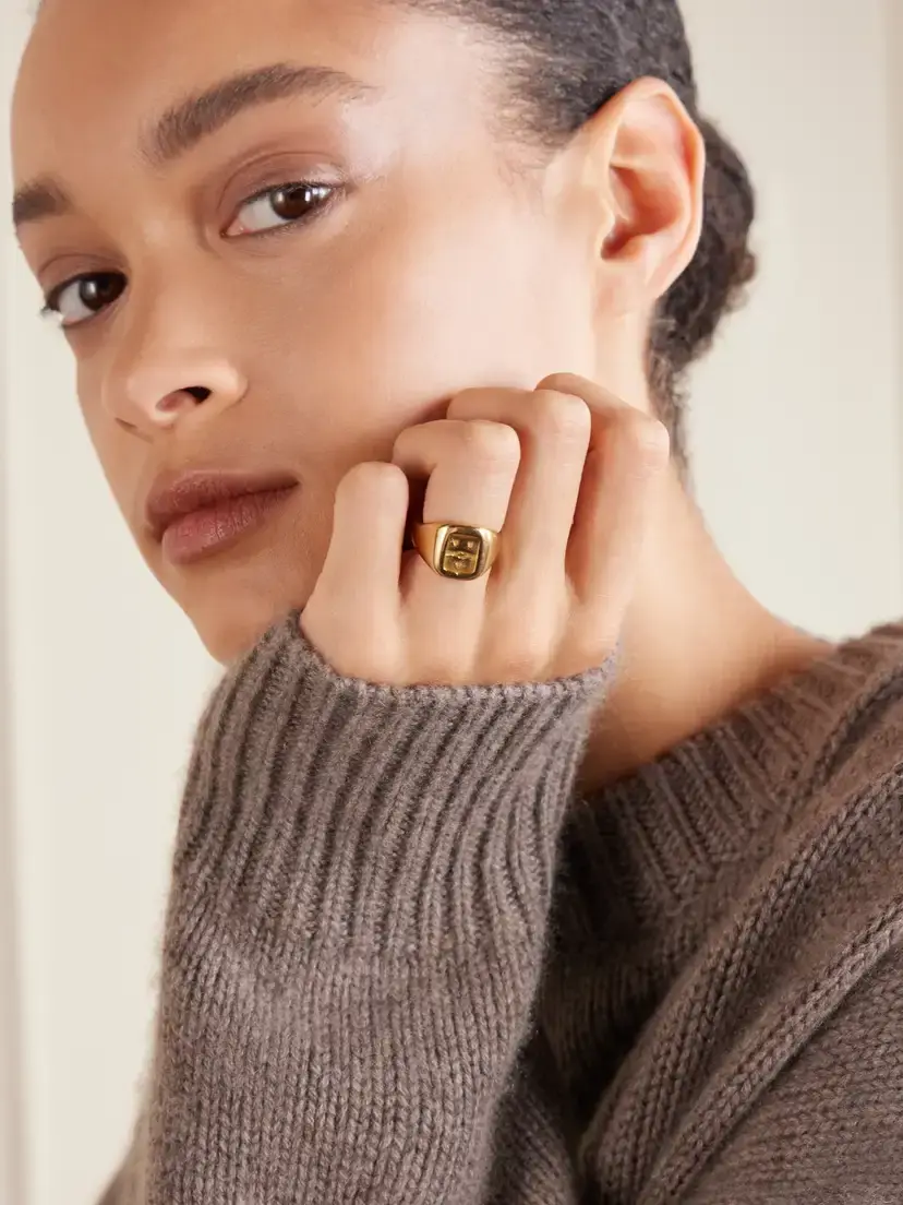 Stephanie Windsor Vintage 1900s Gold Signet Ring | Thumbnail 2 Stephanie Windsor Vintage 1900s Gold Signet Ring | Thumbnail 2