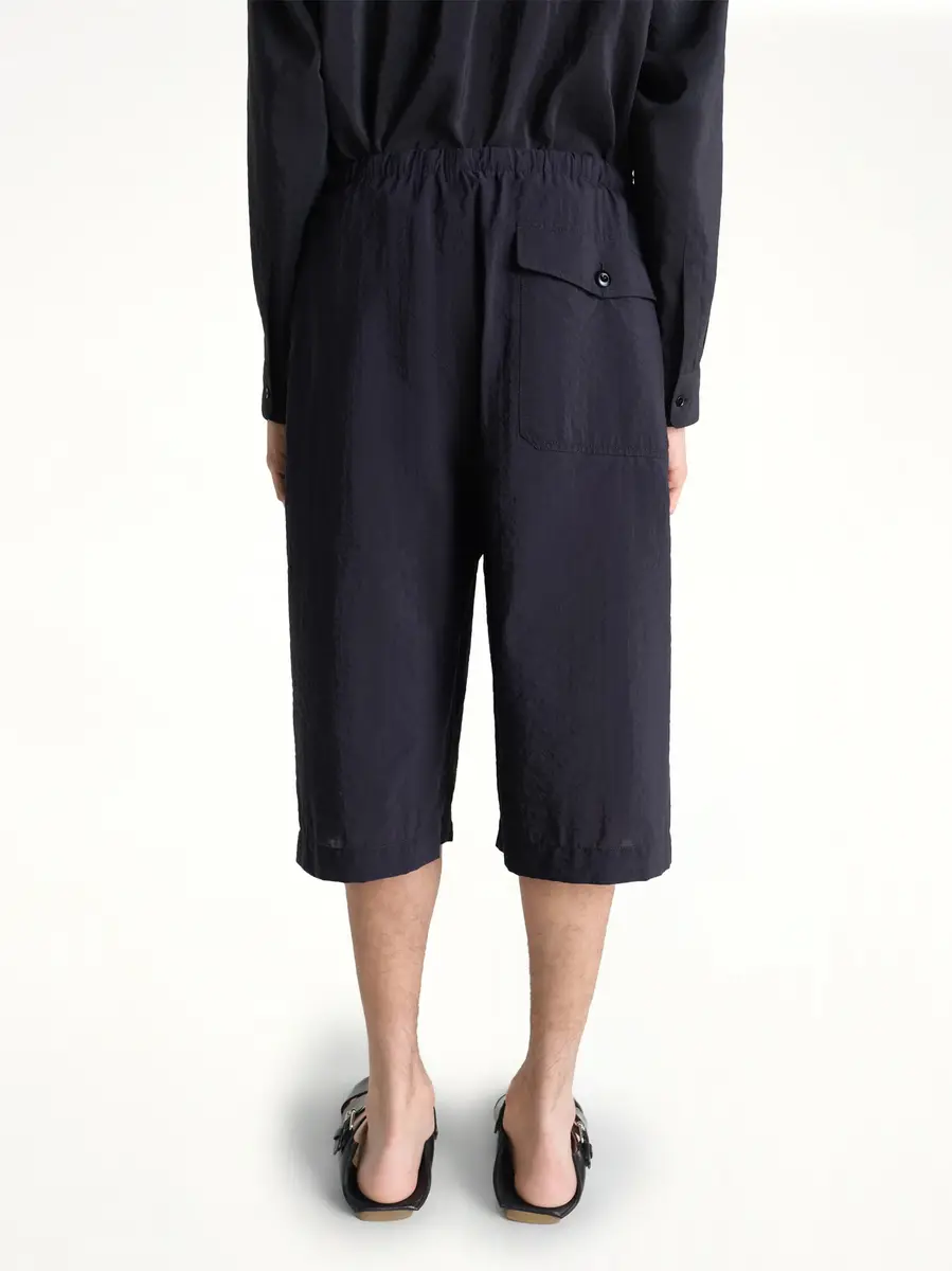 Lemaire Cargo Easy Shorts in Squid Ink | Thumbnail 5