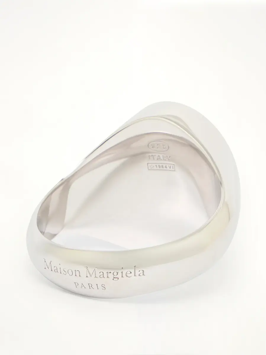 Maison Margiela Chevaliere Signet Ring in Silver Rhodium | Thumbnail 2