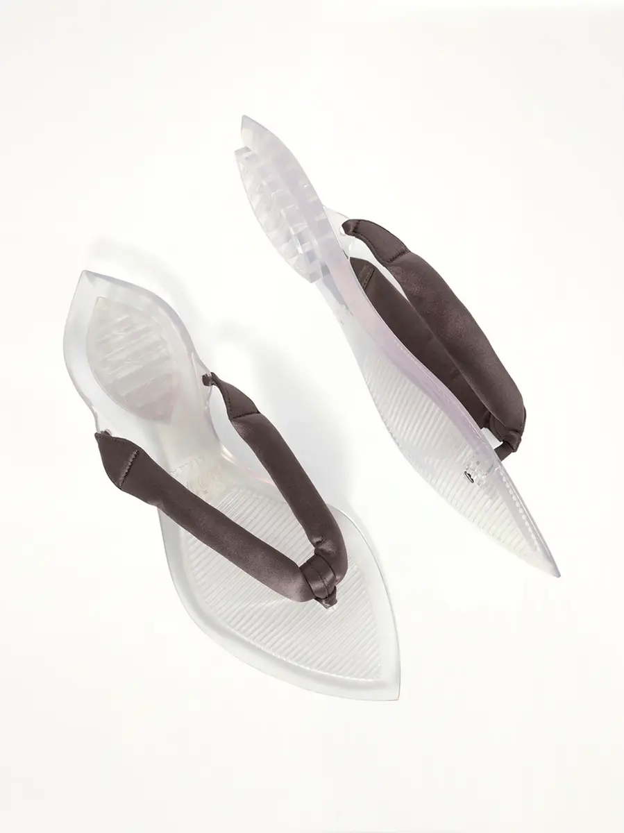 ALAÏA Invisible Padded Tongs in Anthracite/dark Grey | Thumbnail 4