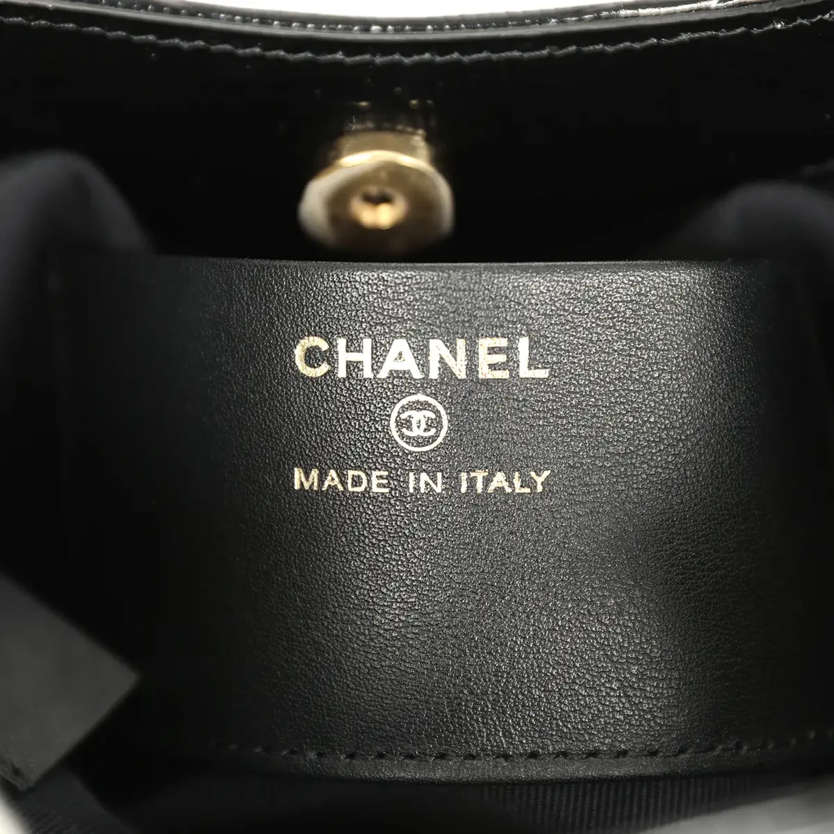 Chanel Chanel 31 Clutch with Chain Black Lizard Embossed Calfskin Gold Hardware | Thumbnail 9 Chanel Chanel 31 Clutch with Chain Black Lizard Embossed Calfskin Gold Hardware | Thumbnail 9
