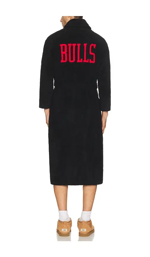 Barefoot Dreams x NBA Chicago Bulls Cozychic Robe | Thumbnail 2