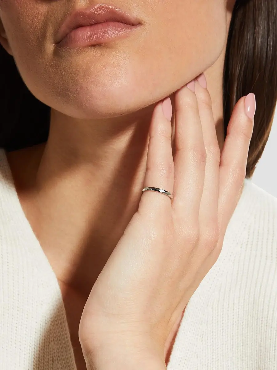 Boucheron Women's Facette Platinum Wedding Band | Thumbnail 2 Boucheron Women's Facette Platinum Wedding Band | Thumbnail 2