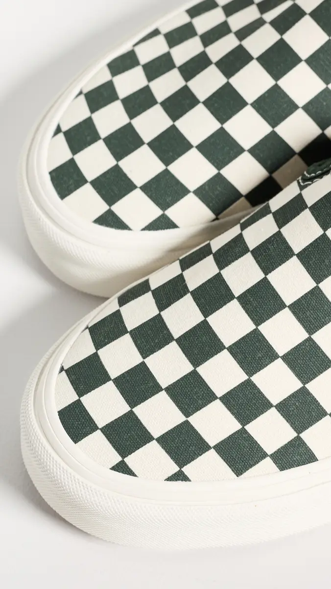 Vans Classics Unisex Slip On Sneakers | Thumbnail 6 Vans Classics Unisex Slip On Sneakers | Thumbnail 6