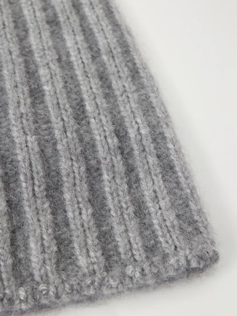 Johnstons of Elgin Bhaltair Ribbed Cashmere And Silk-blend Beanie - Gray | Thumbnail 3 Johnstons of Elgin Bhaltair Ribbed Cashmere And Silk-blend Beanie - Gray | Thumbnail 3