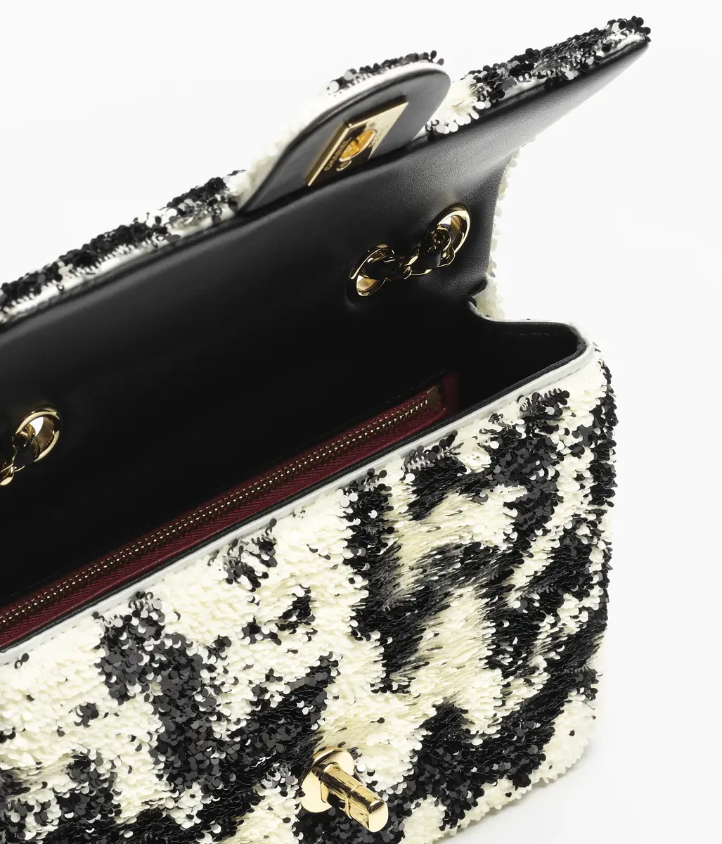 Chanel Small Flap Bag | Thumbnail 3