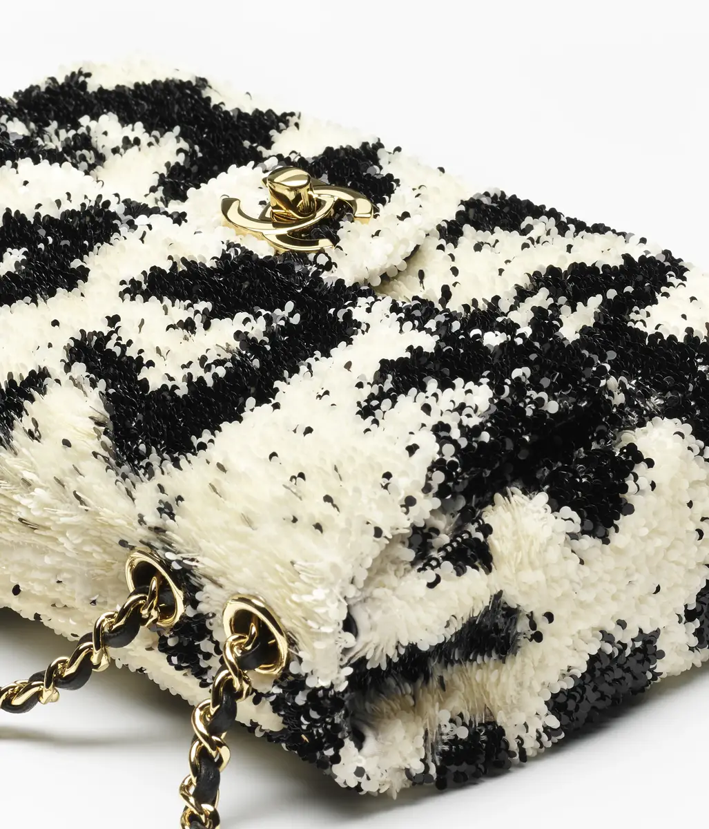 Chanel Small Flap Bag | Thumbnail 4