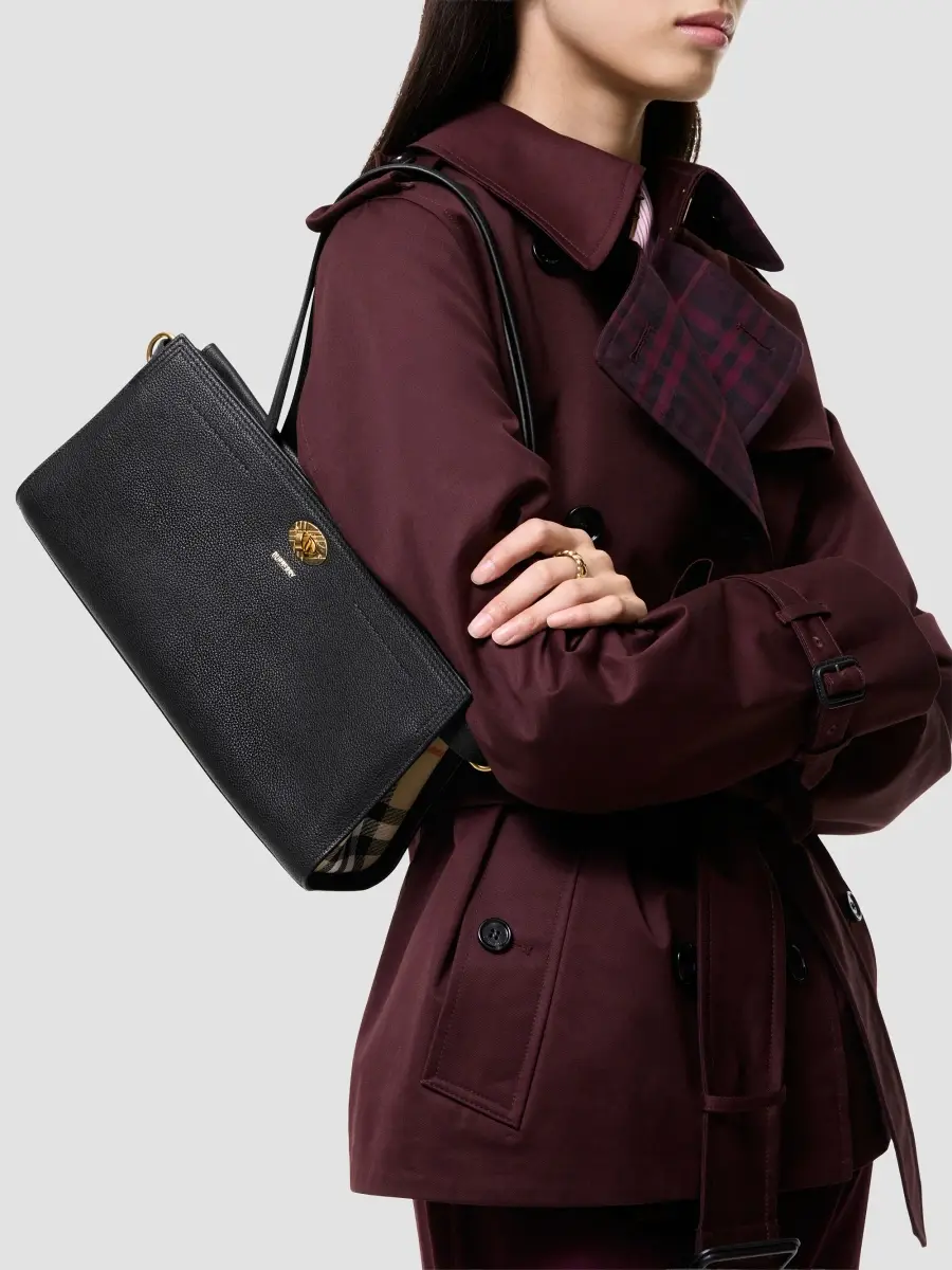 Burberry Women's Cotswolds Leather East-West Tote Bag | Thumbnail 2