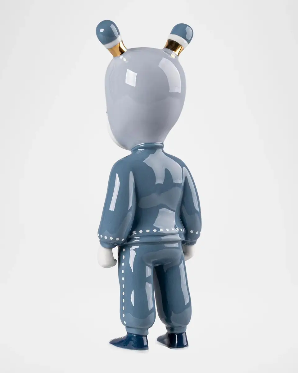 Lladro The Guest By Jun Oson Little Porcelain Figurine | Thumbnail 3 Lladro The Guest By Jun Oson Little Porcelain Figurine | Thumbnail 3