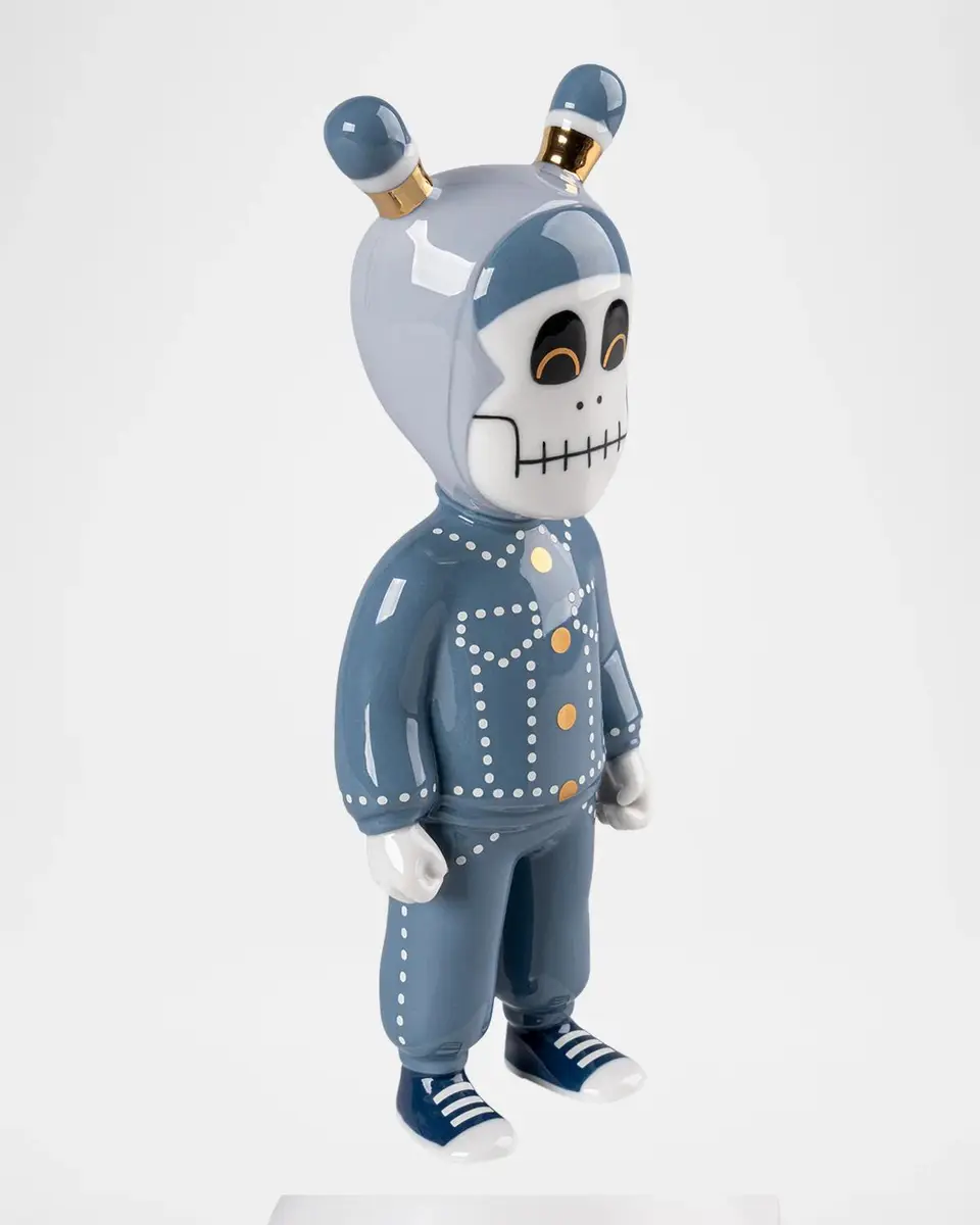 Lladro The Guest By Jun Oson Little Porcelain Figurine | Thumbnail 4 Lladro The Guest By Jun Oson Little Porcelain Figurine | Thumbnail 4