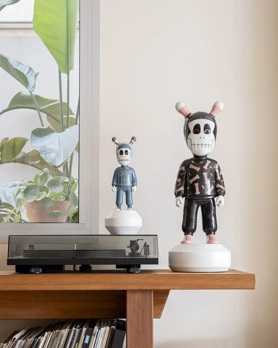 Lladro The Guest By Jun Oson Little Porcelain Figurine | Thumbnail 6 Lladro The Guest By Jun Oson Little Porcelain Figurine | Thumbnail 6