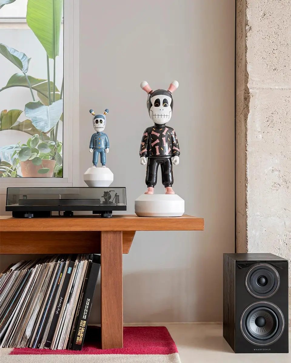 Lladro The Guest By Jun Oson Little Porcelain Figurine | Thumbnail 7 Lladro The Guest By Jun Oson Little Porcelain Figurine | Thumbnail 7