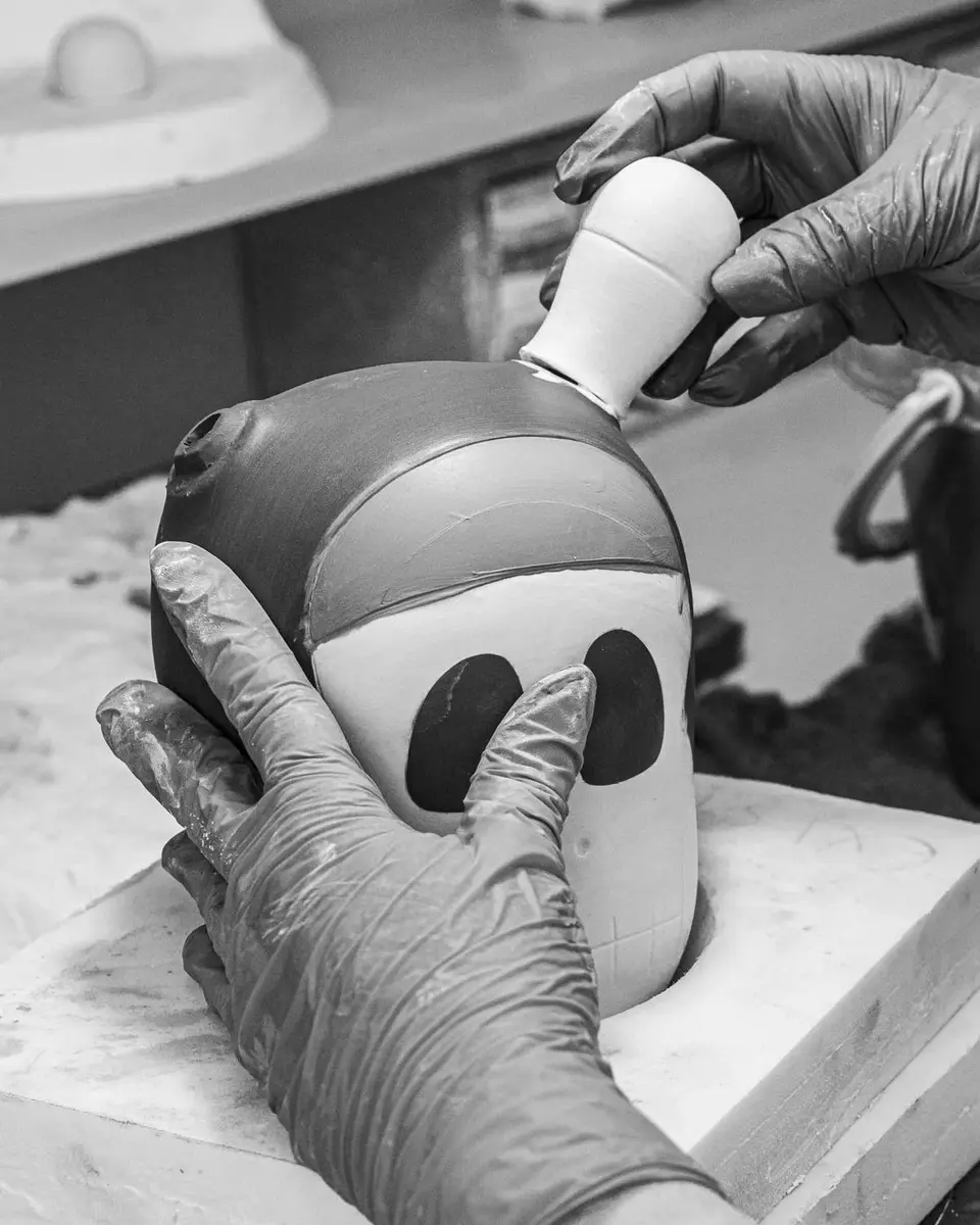 Lladro The Guest By Jun Oson Porcelain Figurine | Thumbnail 7