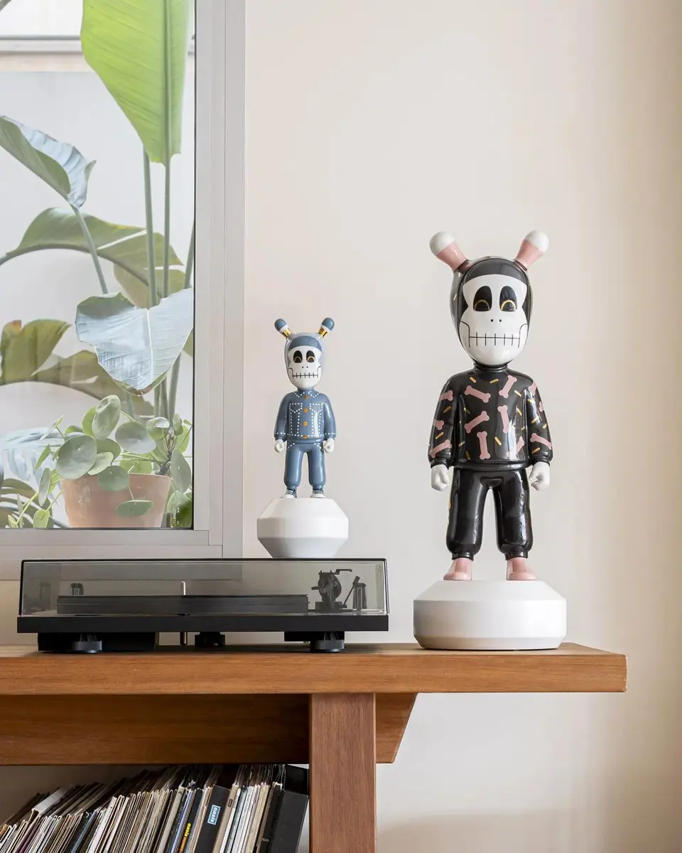 Lladro The Guest By Jun Oson Porcelain Figurine | Thumbnail 8
