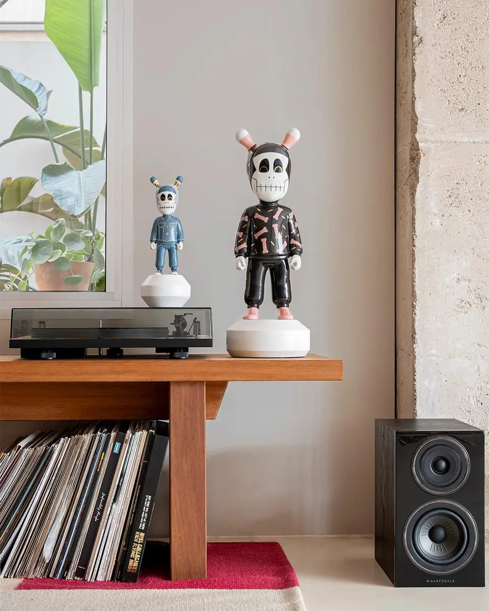 Lladro The Guest By Jun Oson Porcelain Figurine | Thumbnail 9