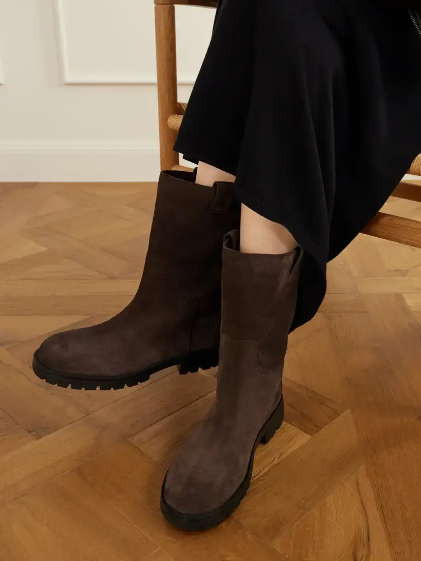 Tod's Gomma 31 Logo-appliquéd Suede Ankle Boots | Thumbnail 2 Tod's Gomma 31 Logo-appliquéd Suede Ankle Boots | Thumbnail 2
