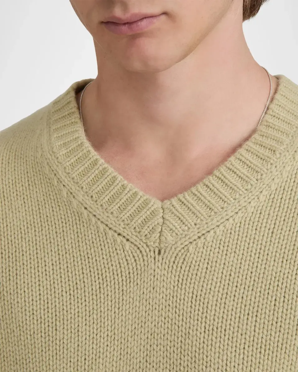 Frame Men's Chunky Cashmere V-Neck Sweater | Thumbnail 5 Frame Men's Chunky Cashmere V-Neck Sweater | Thumbnail 5