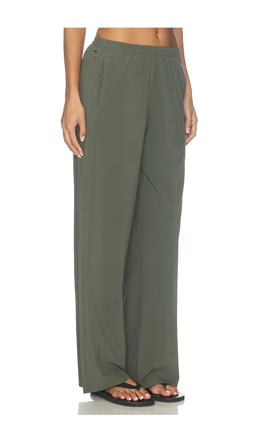 Vuori Villa Everyday Wide Leg Pant | Thumbnail 2