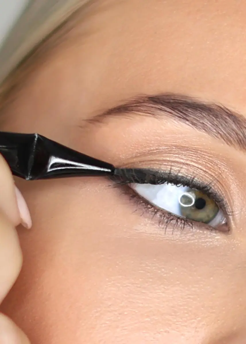 KEVYN AUCOIN Angled Eyeliner Brush | Thumbnail 4